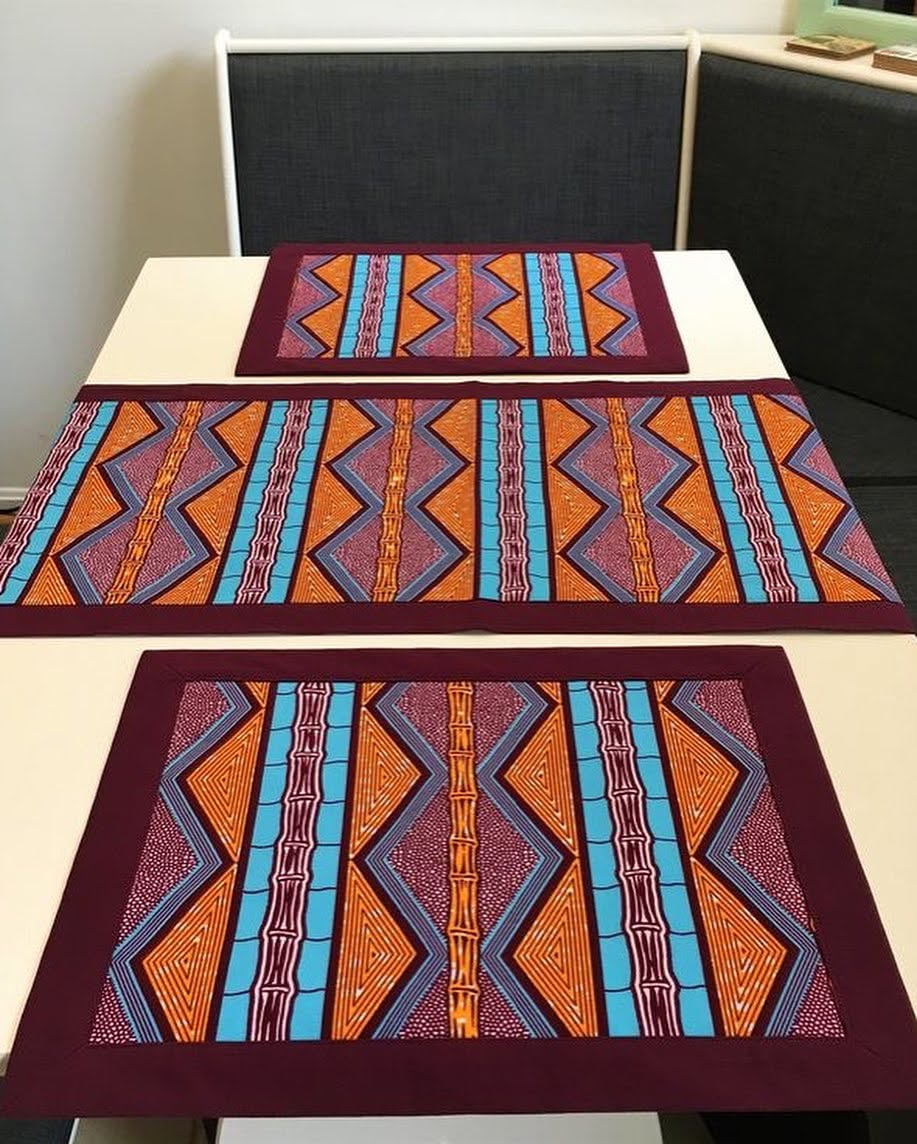 Sets de table et chemin de table en wax orange, bleu et bordeaux