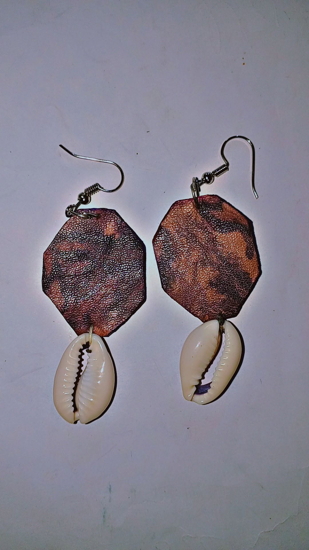 Boucles d'oreilles hexagonales ornées de cauris naturels