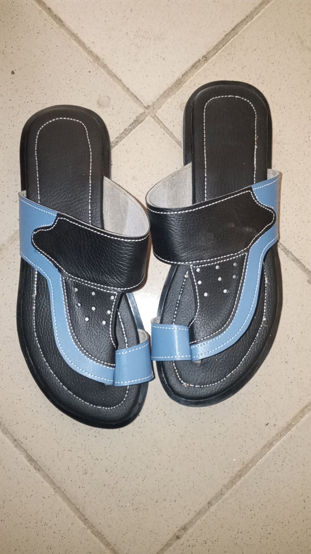 Paire de sandales en cuir noir et bleu à surpiqûres blanches