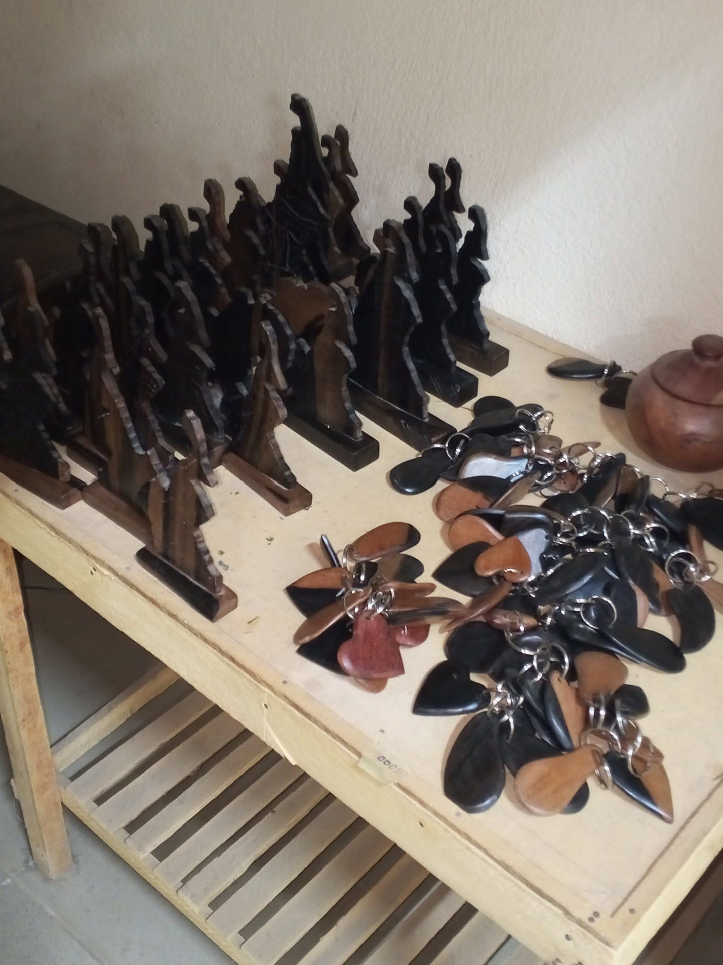 Sculptures en bois et porte-clés en corne posés sur une table