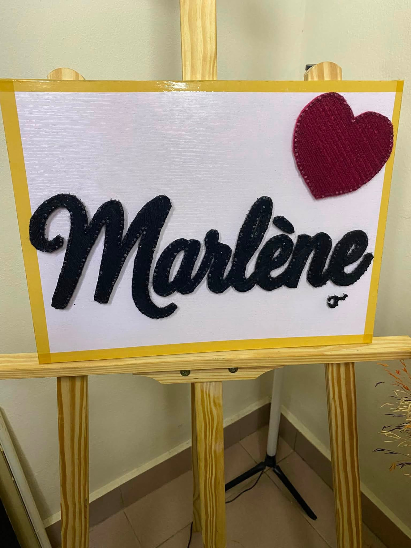 Tableau personnalisé portant le prénom Marlène et un cœur rouge en fils tendus