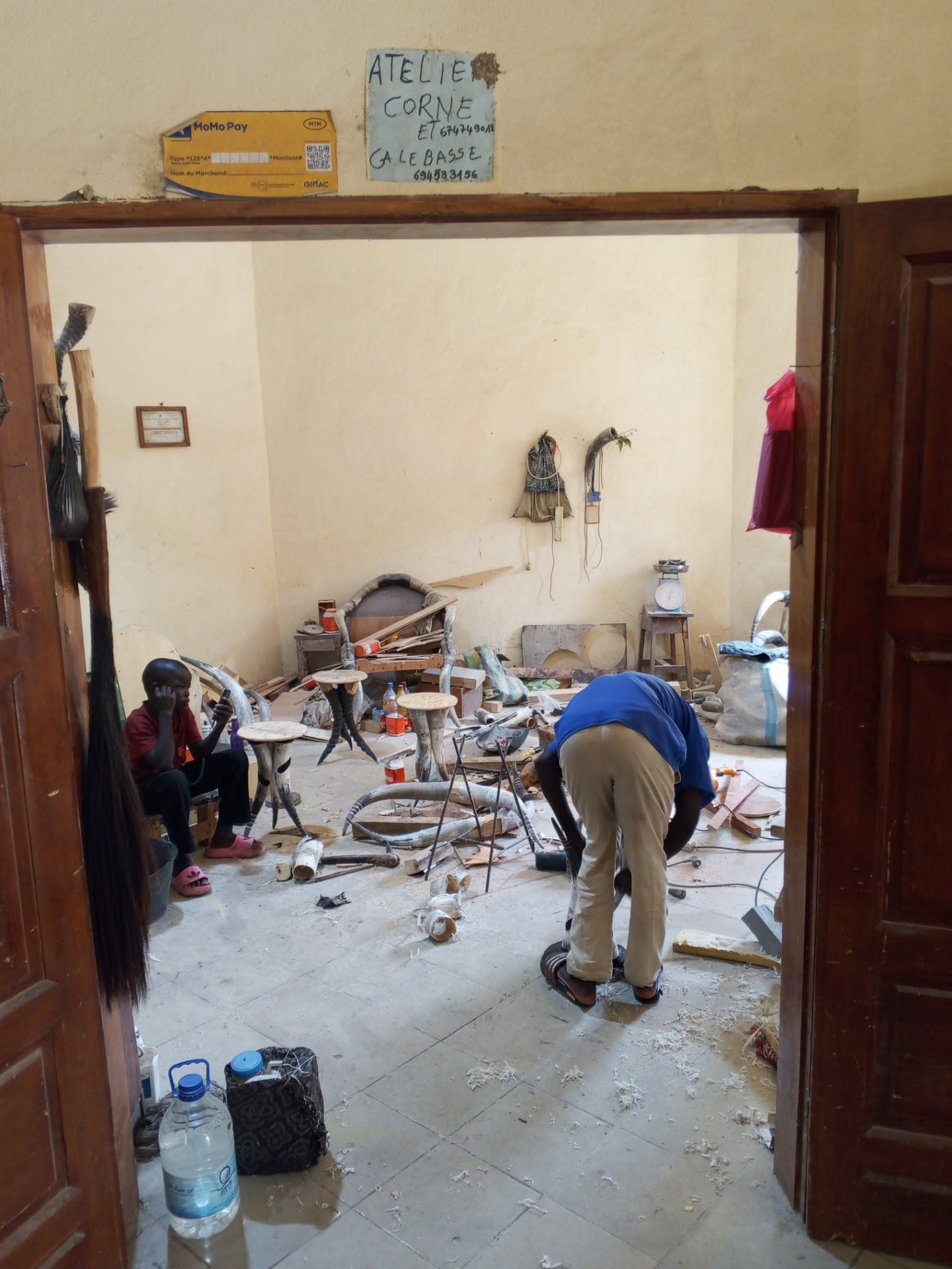 Atelier corne et calebasse du Village Artisanal de Maroua, artisans au travail