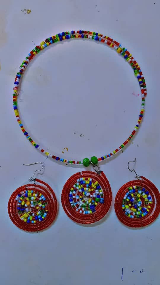 Parure de collier et boucles d'oreilles en perles multicolores