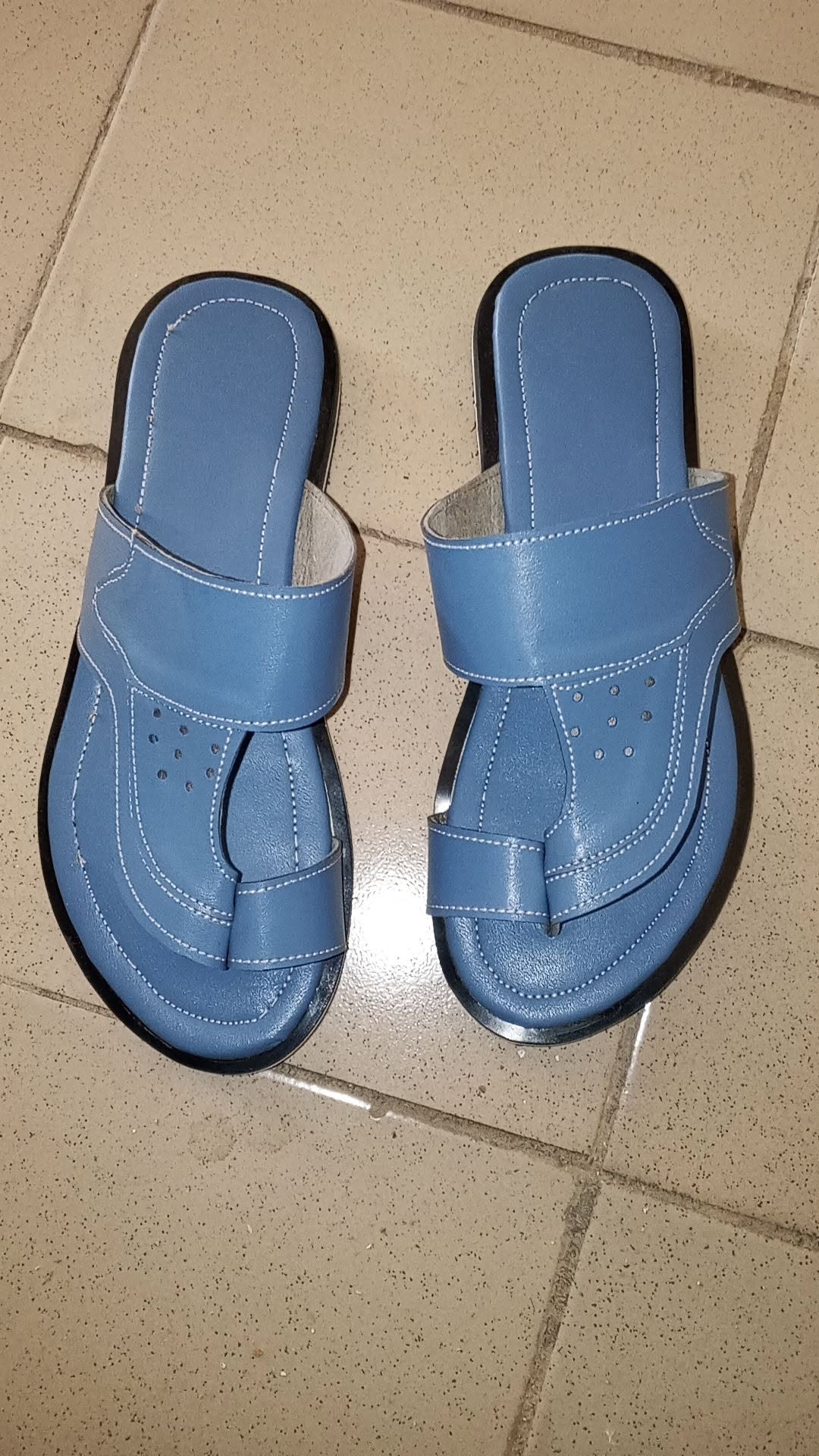 Paire de sandales en cuir bleu clair à surpiqûres blanches