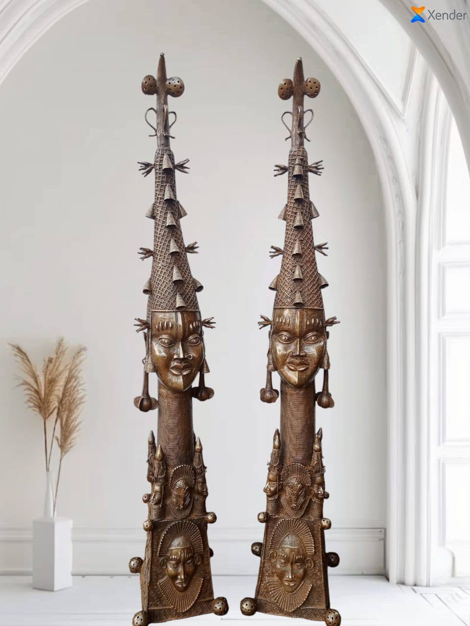 Paire de hautes sculptures en bronze à coiffe conique, style royal du Bénin