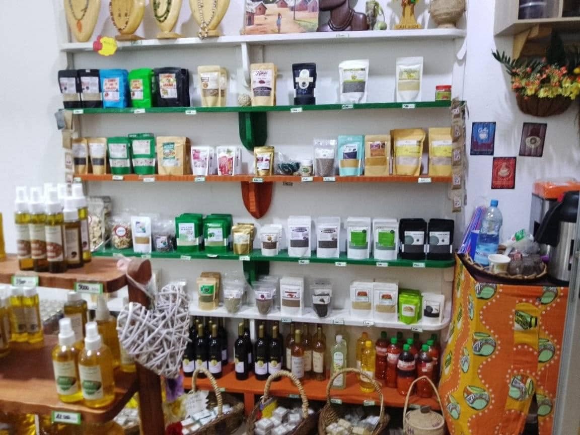 Rayons de produits naturels, huiles et épicerie artisanale