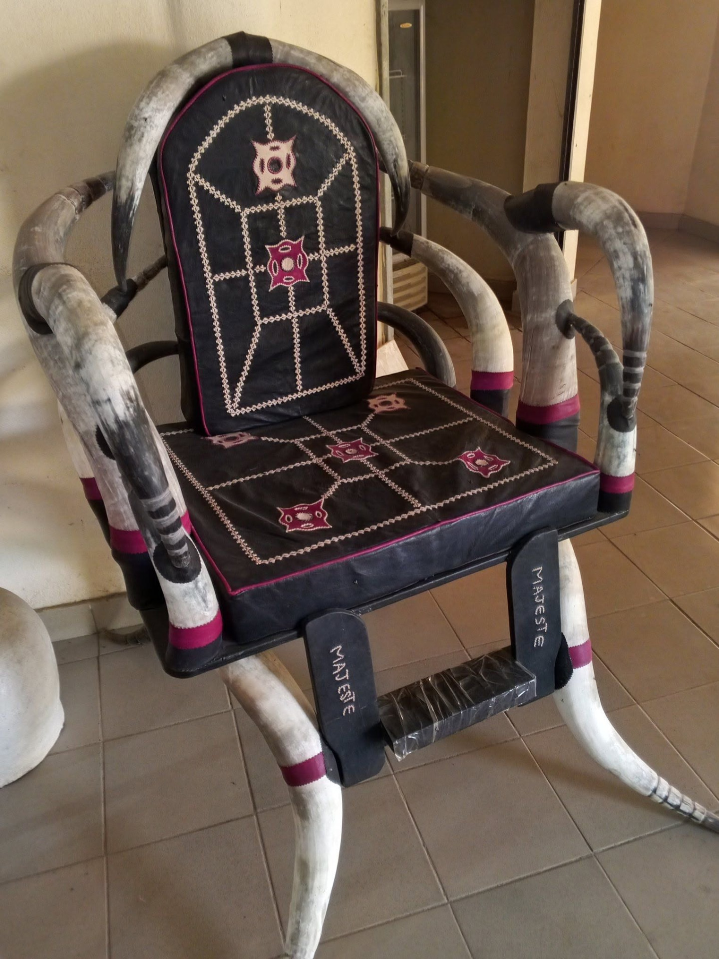 Trône artisanal en cornes avec cuir noir brodé et repose-pieds gravé Majesté