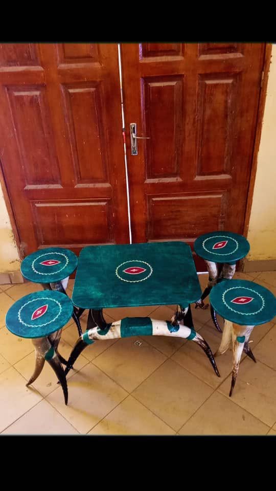 Table basse et quatre tabourets en cornes avec plateaux vert émeraude