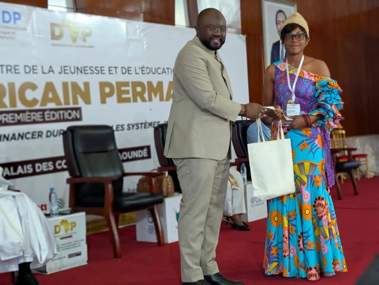 Remise d'un sac en fibres naturelles lors d'un forum au Palais des Congrès de Yaoundé