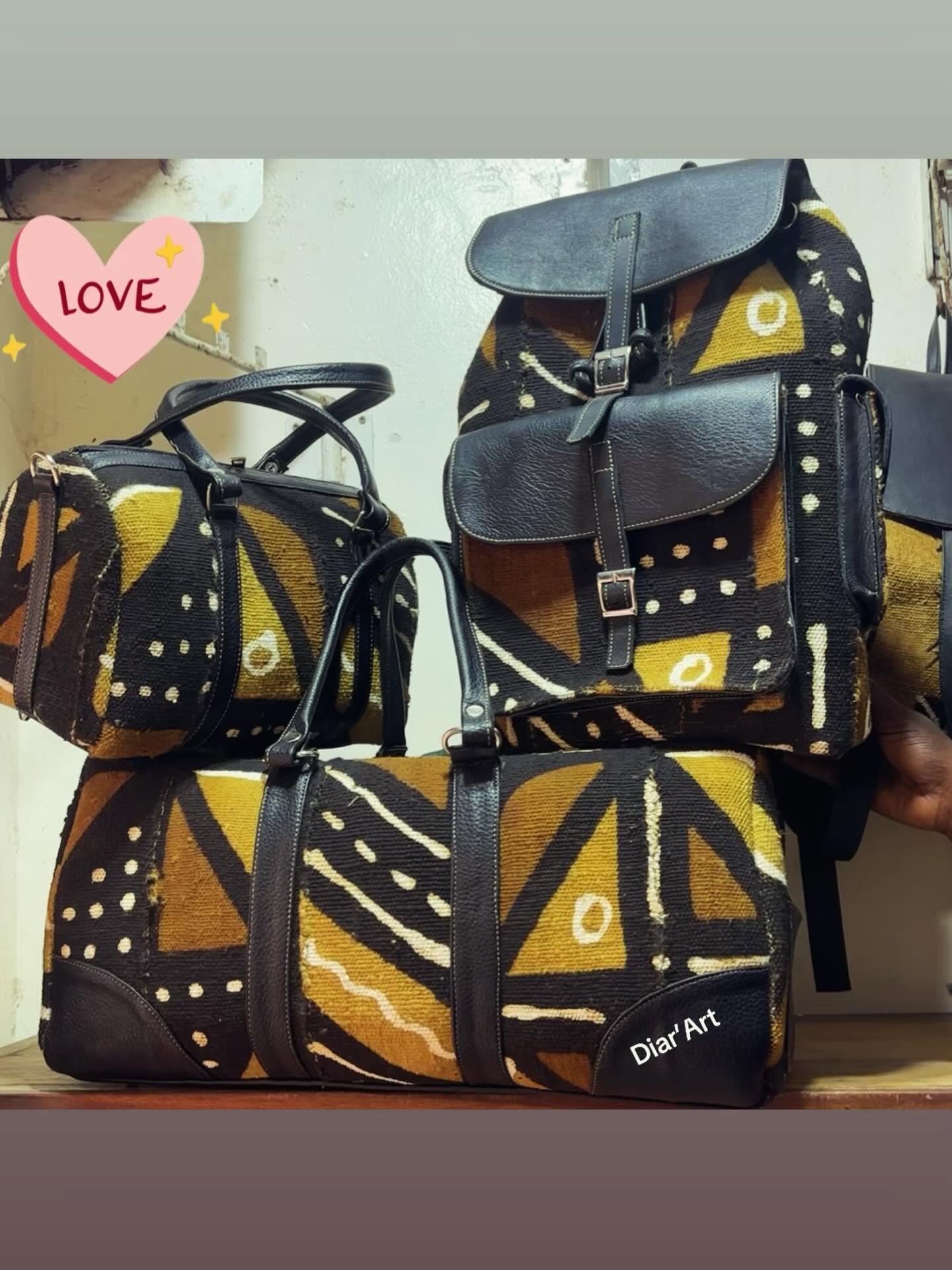 Sacs de voyage en bogolan ocre et noir avec finitions en cuir
