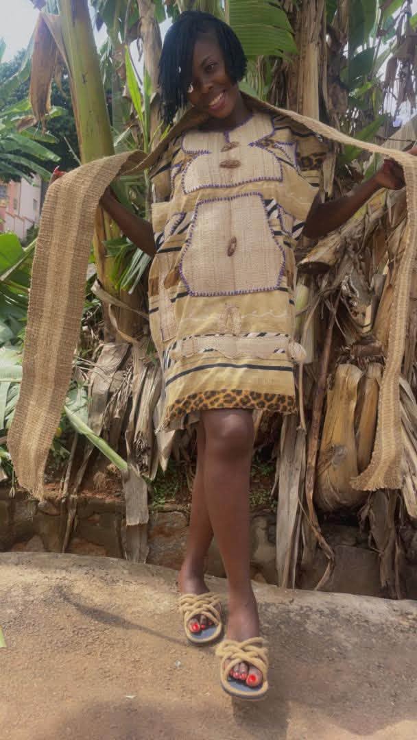Femme portant une tenue et une étole tissées en fibres naturelles avec sandales assorties