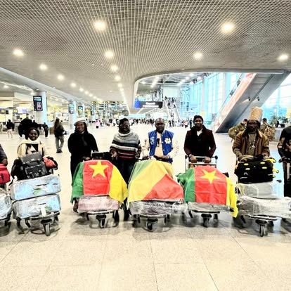 Délégation à l'aéroport avec des bagages aux couleurs du Cameroun