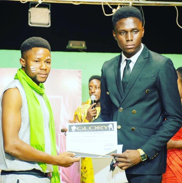 Remise de diplôme Glory à un jeune mannequin en costume croisé noir