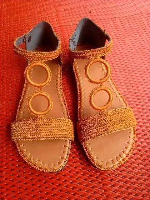 Paire de sandales artisanales en cuir cousues à la main