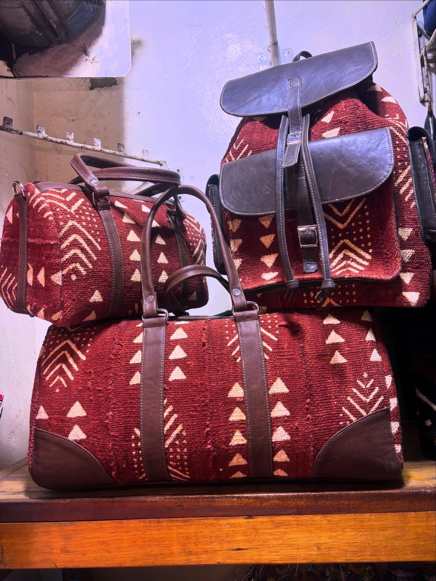 Ensemble de sacs de voyage et sac à dos en bogolan rouge et cuir