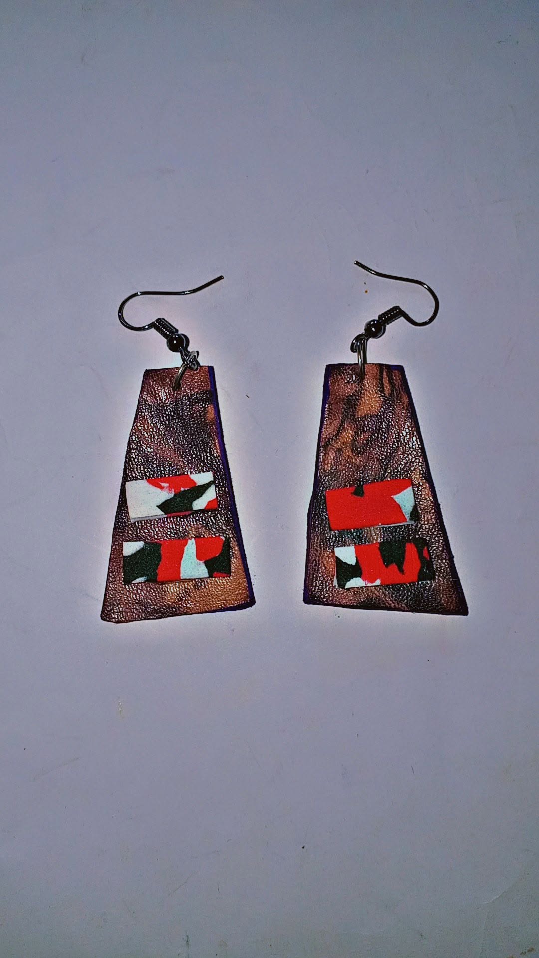 Boucles d'oreilles trapèze en cuir avec touches de tissu rouge et noir