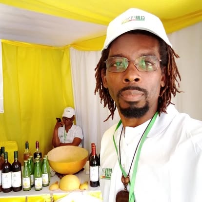 Le fondateur sur le stand Kindak, bouteilles de vin de plantain et calebasses