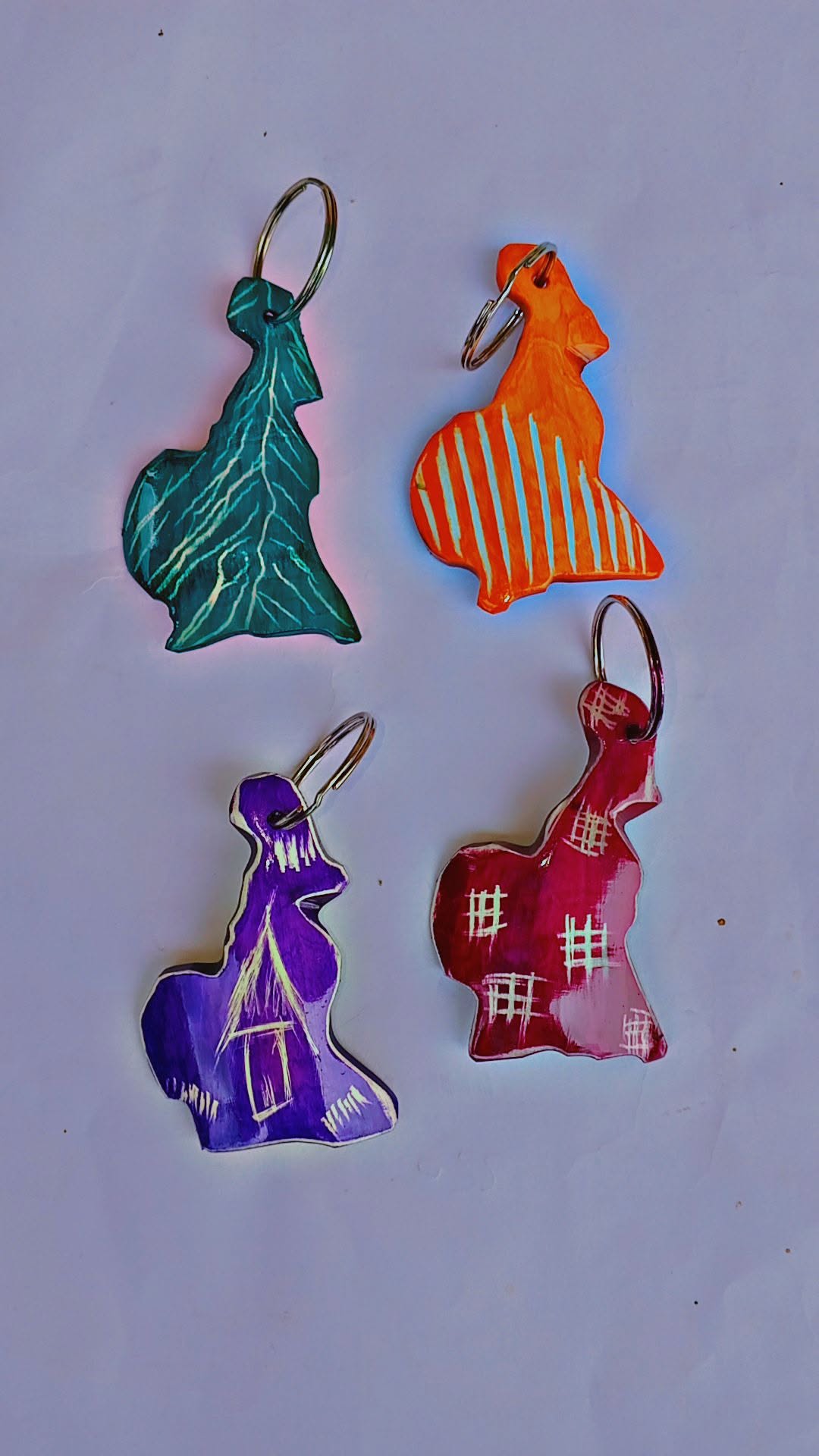 Porte-clés en forme de carte du Cameroun, peints en vert, orange, violet et rouge