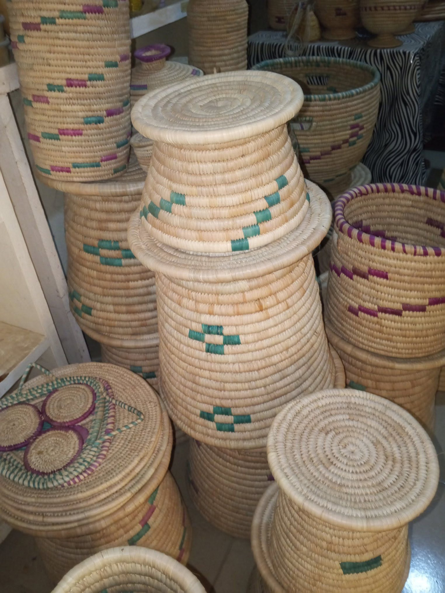 Paniers et pots en vannerie tressée aux motifs verts et violets