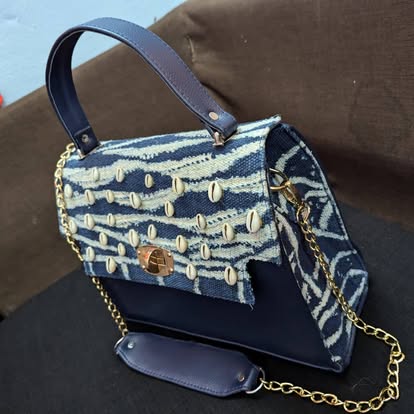 Sac à main bleu marine orné de cauris et bandoulière chaîne dorée