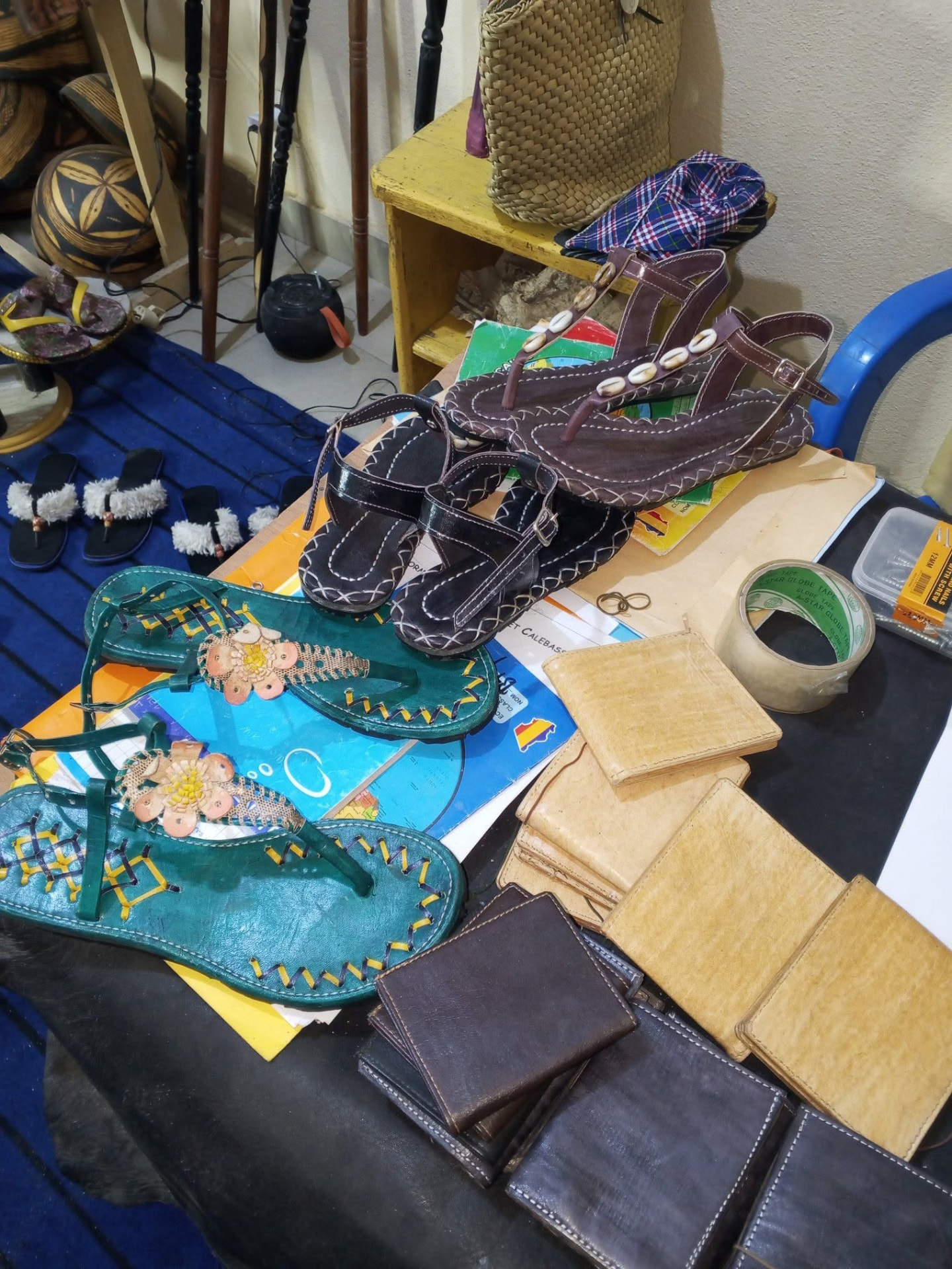Sandales en cuir et portefeuilles artisanaux présentés sur un étal