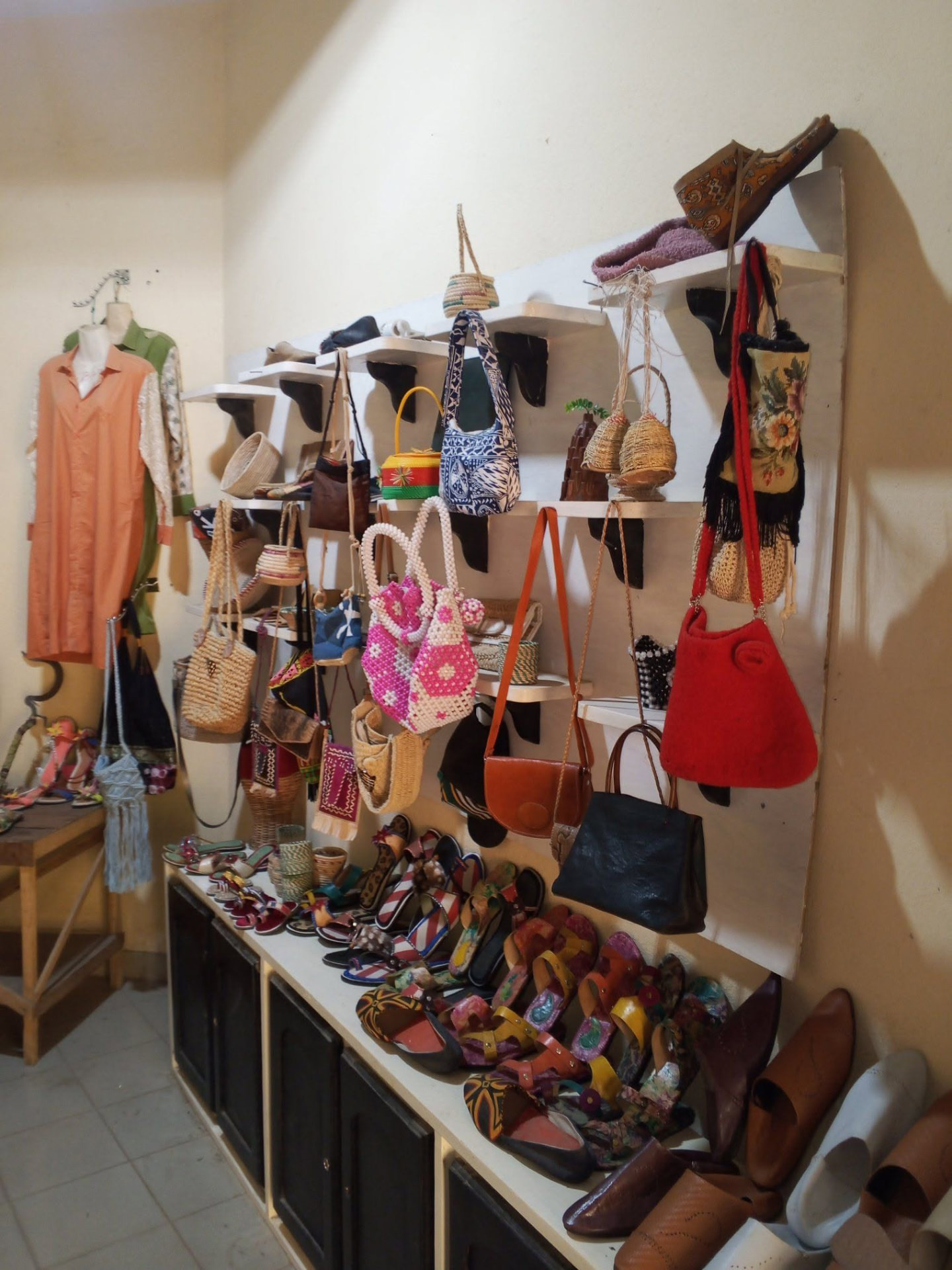 Rayon de sacs, chaussures et babouches artisanales dans la boutique