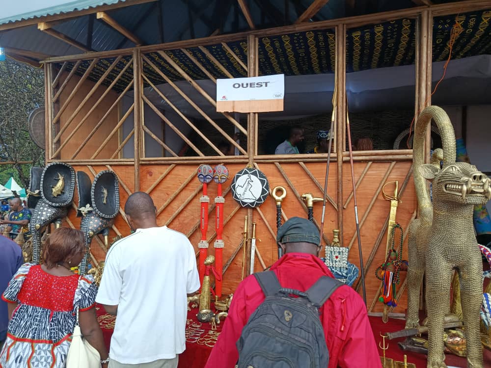 Stand du pavillon Ouest au SIARC 2026 avec sabres, perlages et sculpture de léopard
